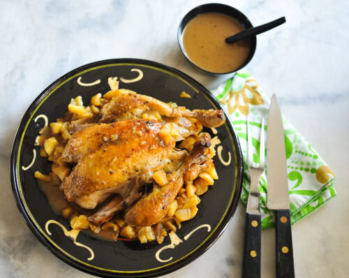 Poulet rôti au cidre avec des pommes en accompagnement